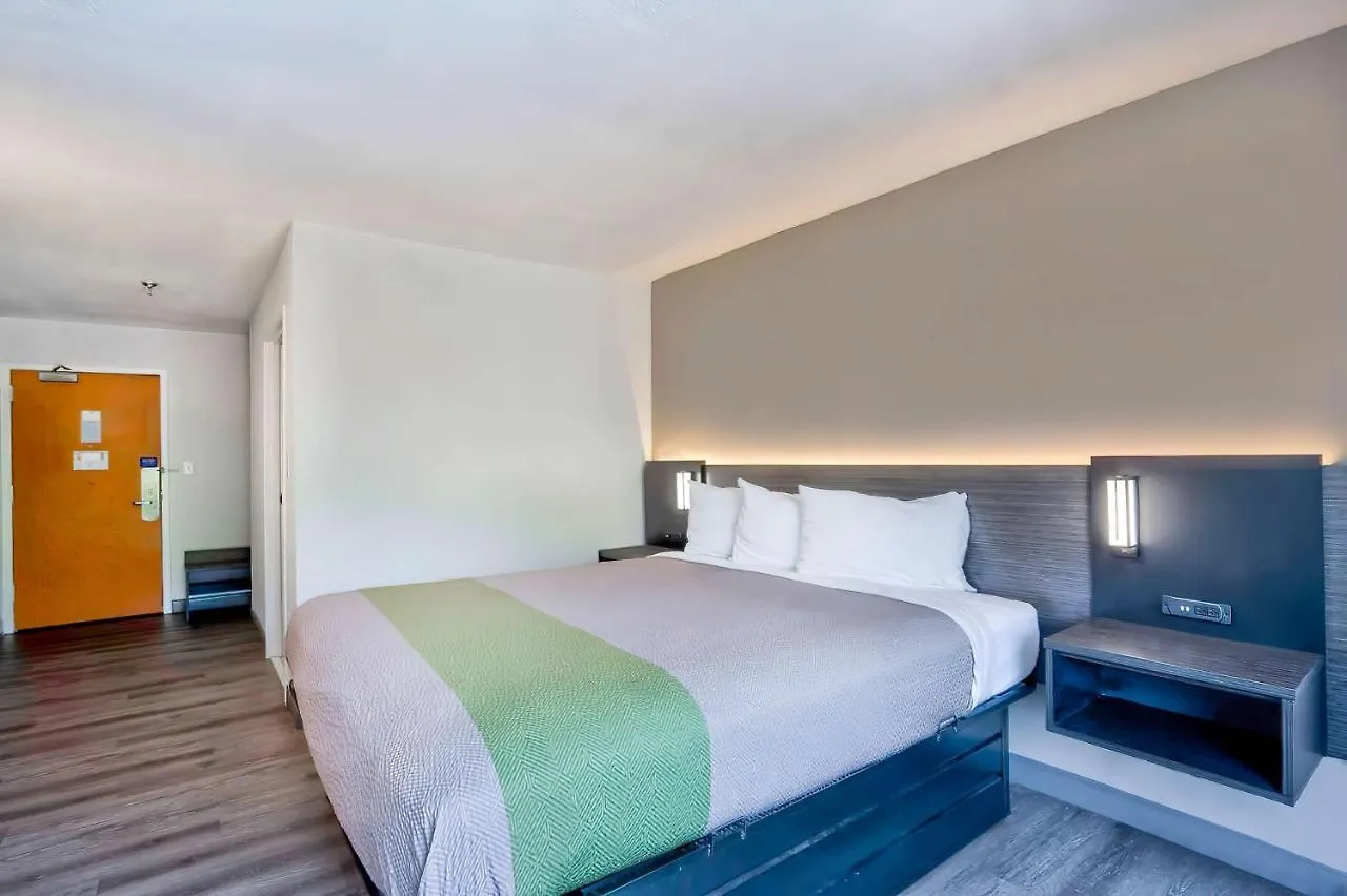 Motel 6 Virginia Beach Hotel